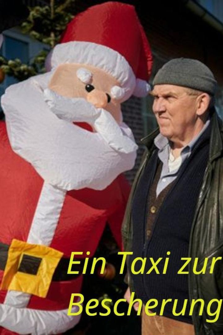 Ein Mann steht neben einer aufblasbaren Weihnachtsmann-Figur.