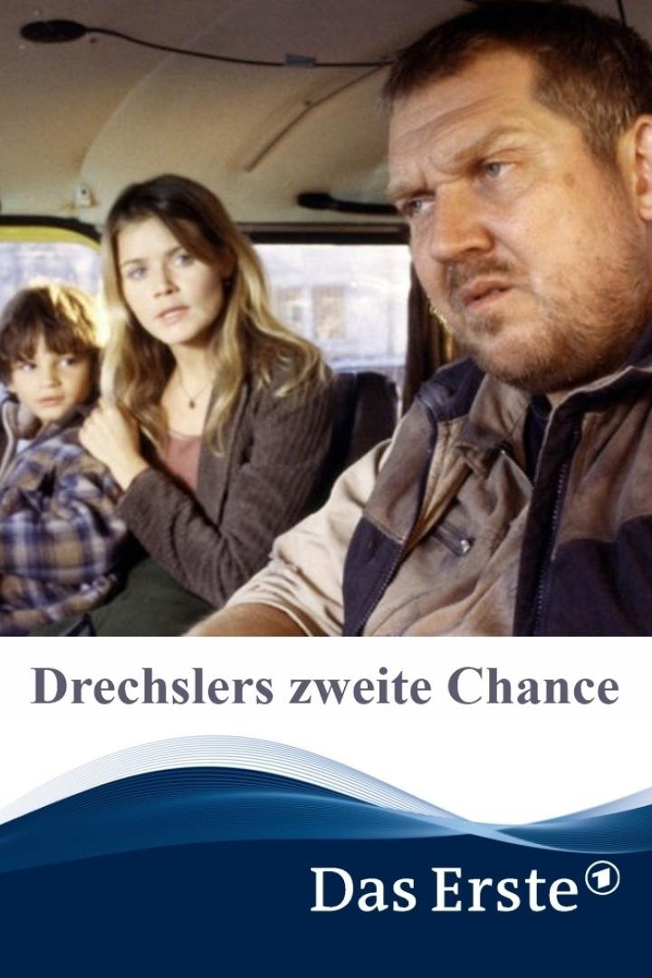 Ein Mann, eine Frau und ein Kind sitzen im Auto, vermutlich eine Szene aus „Drechslers zweite Chance“.