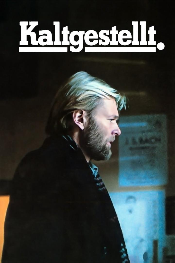 Ein Mann mit Bart und blonden Haaren im Profil unter dem Titel „Kaltgestellt“.