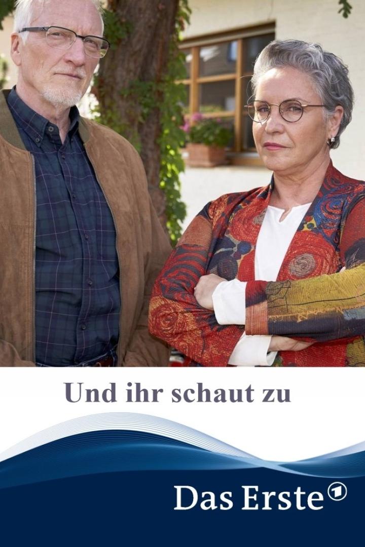 Ein älteres Paar steht vor einem Haus, möglicherweise eine Szene aus „Das Erste“.