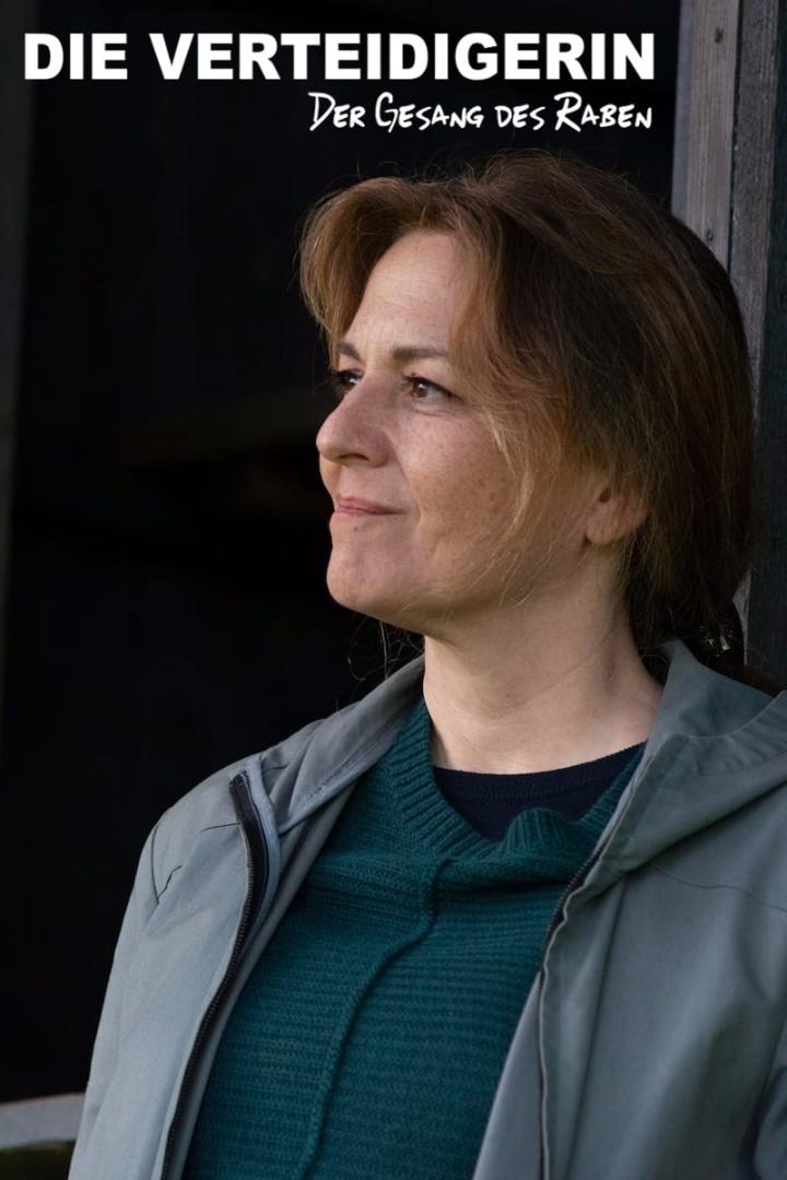 Das Filmplakat für „Die Verteidigerin: Der Gesang des Raben“ zeigt eine Frau im Profil.