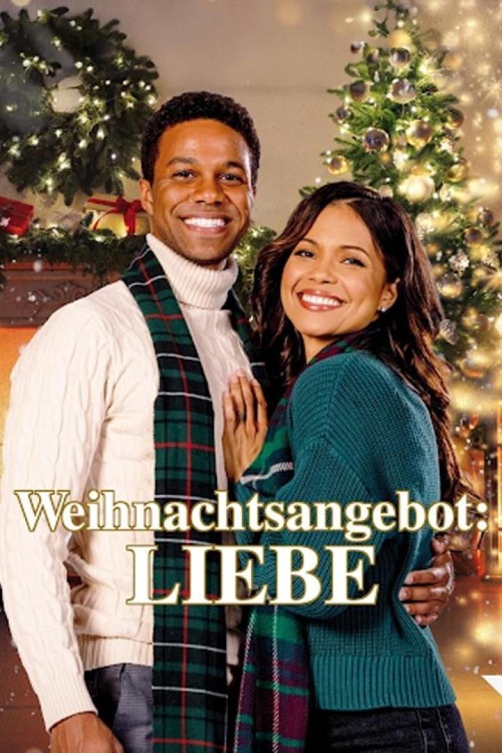 Ein lächelndes Paar umarmt sich vor einem Weihnachtsbaum, im Hintergrund ein Kamin mit Dekorationen.