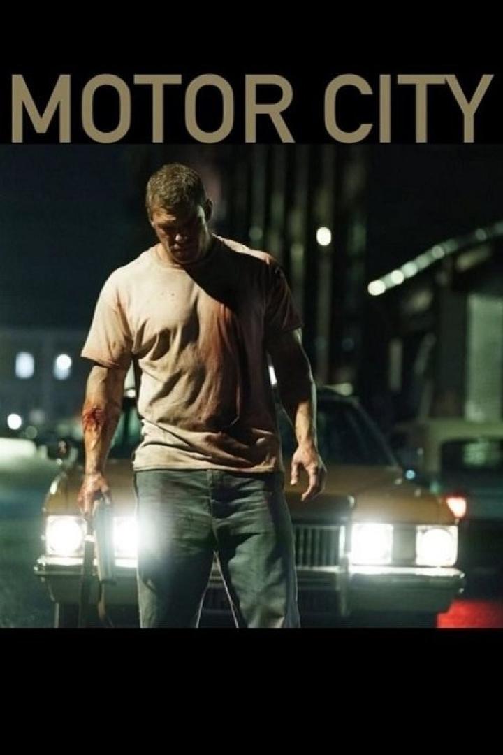 Ein blutverschmierter Mann steht vor einem Auto; Filmposter für „Motor City“.