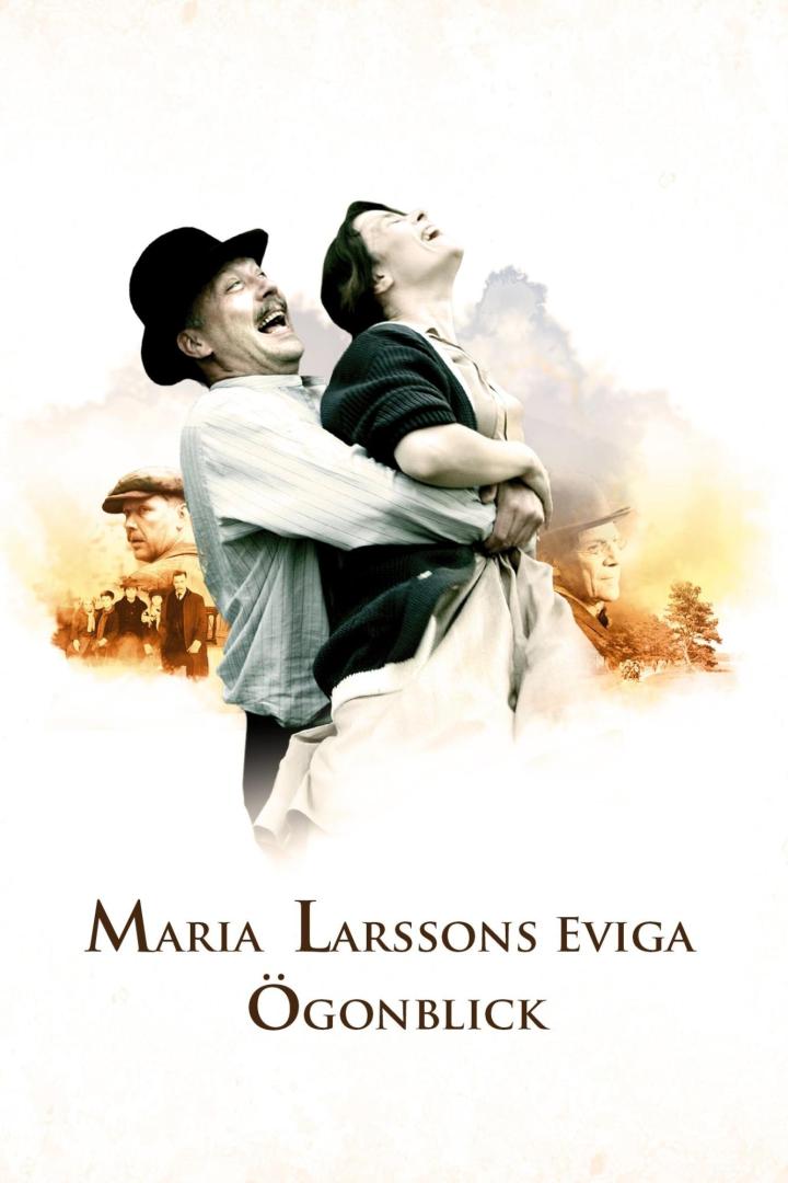 Ein Mann und eine Frau umarmen sich lachend auf dem Filmplakat zu „Maria Larssons ewige Augenblicke“.
