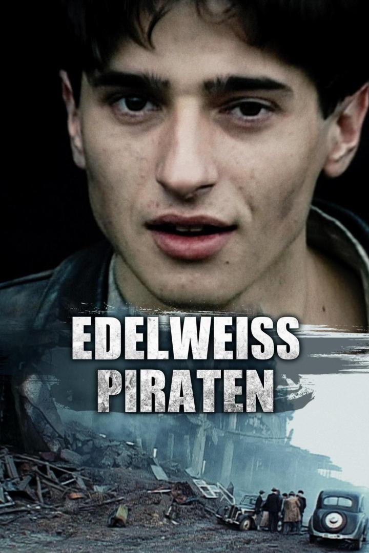 Ein junger Mann vor dem Hintergrund des Films „Edelweißpiraten“.