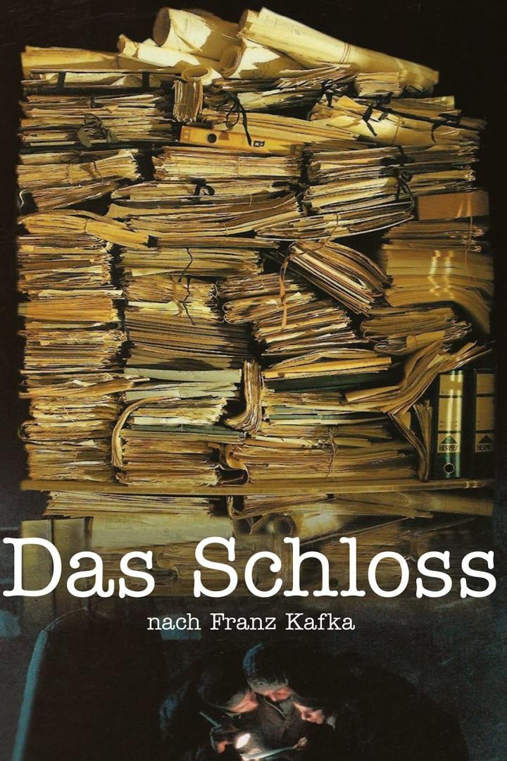 Das Buchcover von „Das Schloss“ nach Franz Kafka zeigt einen Stapel alter Dokumente.
