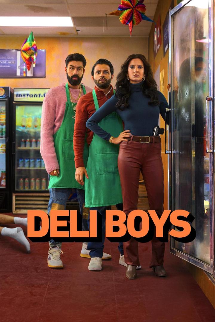 Das Filmplakat für „Deli Boys“ zeigt drei Personen vor einem Laden, eine Frau mit einer Waffe im Hosenbund.