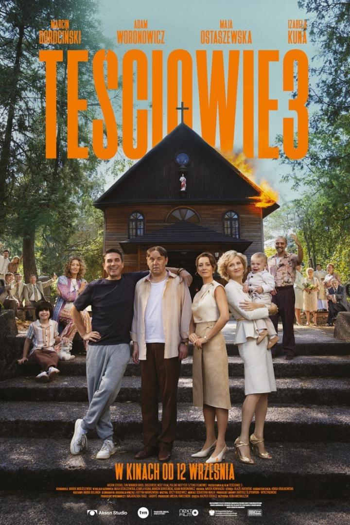 Das Filmplakat für „Teściowie 3“ zeigt die Besetzung vor einer brennenden Kirche.