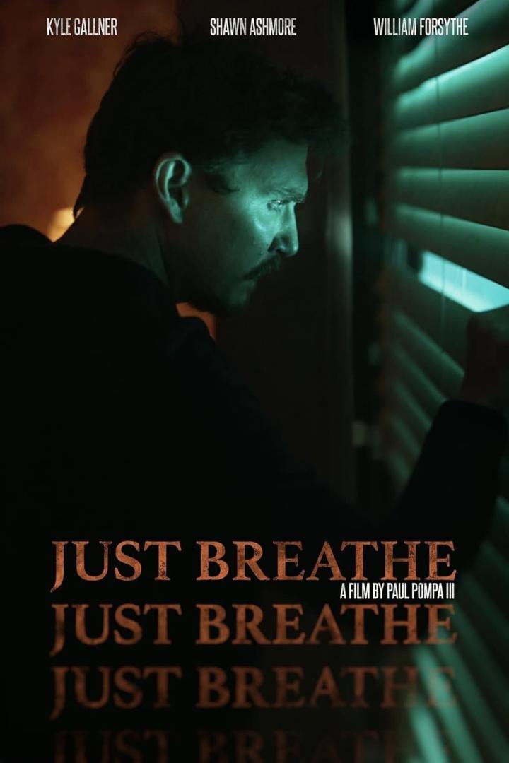 Das Filmplakat für „Just Breathe“ zeigt Shawn Ashmore, der durch Jalousien blickt.