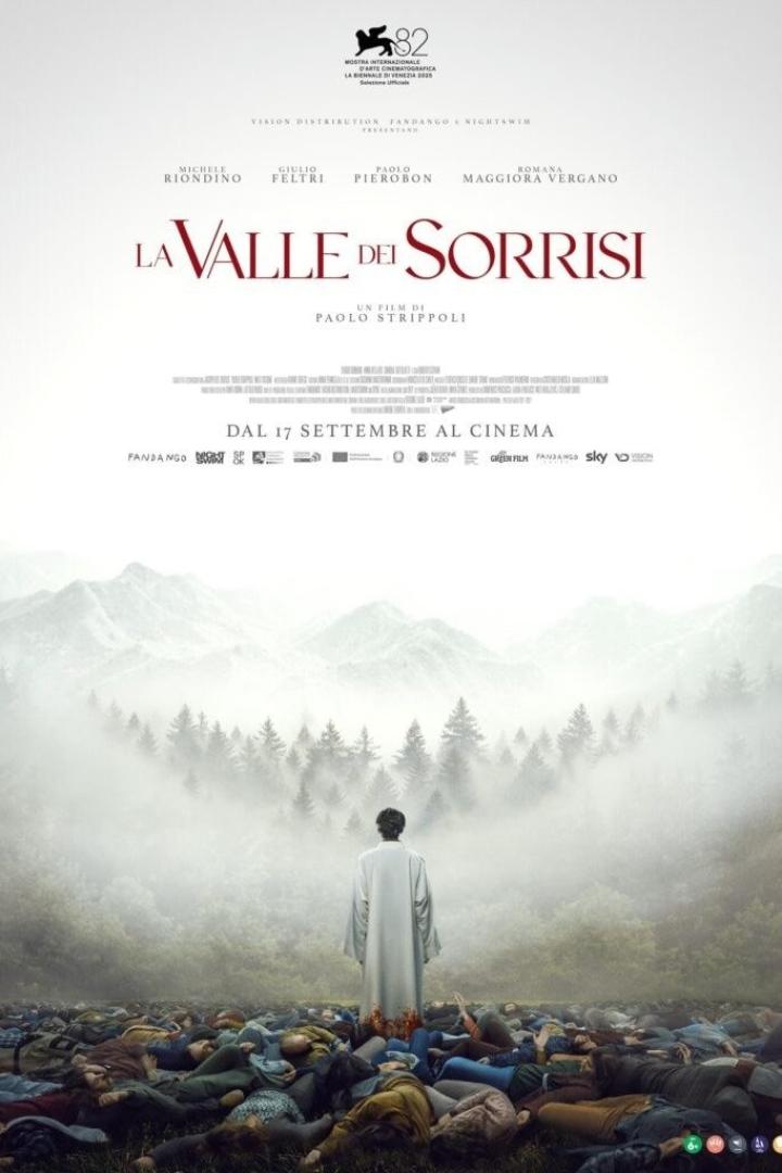 Das Filmplakat für „La Valle dei Sorrisi“ zeigt eine Person vor einer nebelverhangenen Waldlandschaft und liegenden Menschen.
