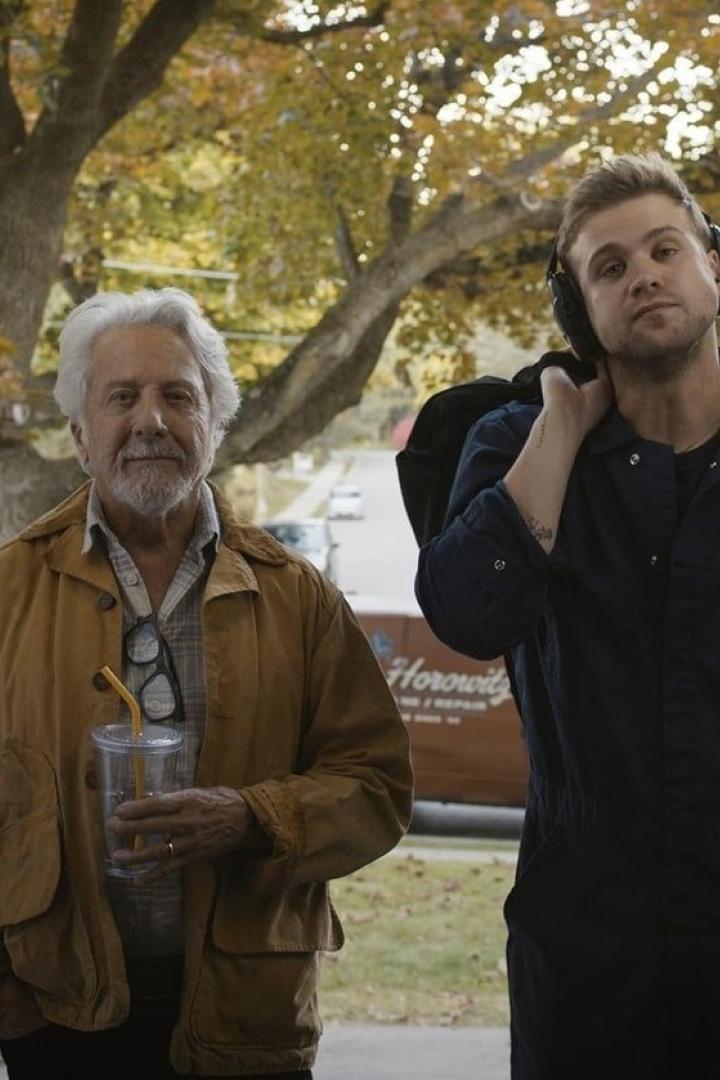 Dustin Hoffman und Jack Horowitz stehen vor einem Baum und einem Lieferwagen.