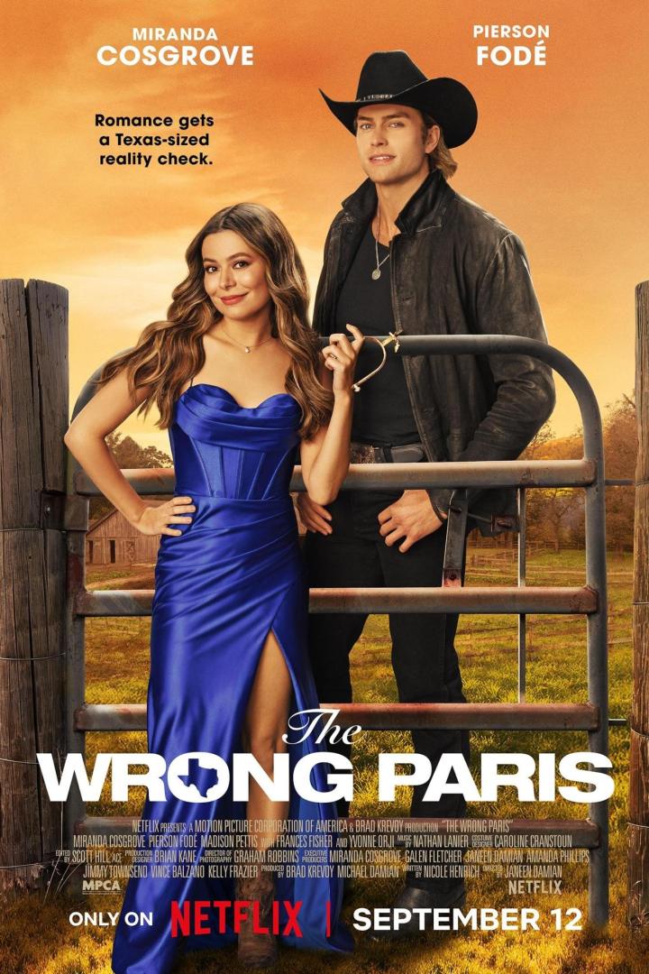 Das Filmplakat zu „The Wrong Paris“ zeigt Miranda Cosgrove und Pierson Fodé vor einer ländlichen Kulisse.