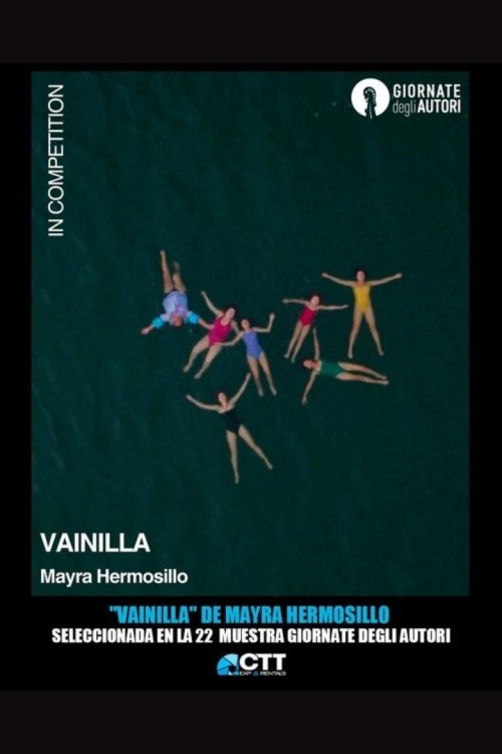 Eine Luftaufnahme von mehreren Frauen, die im Wasser treiben, möglicherweise eine Szene aus dem Film „Vainilla“ von Mayra Hermosillo.