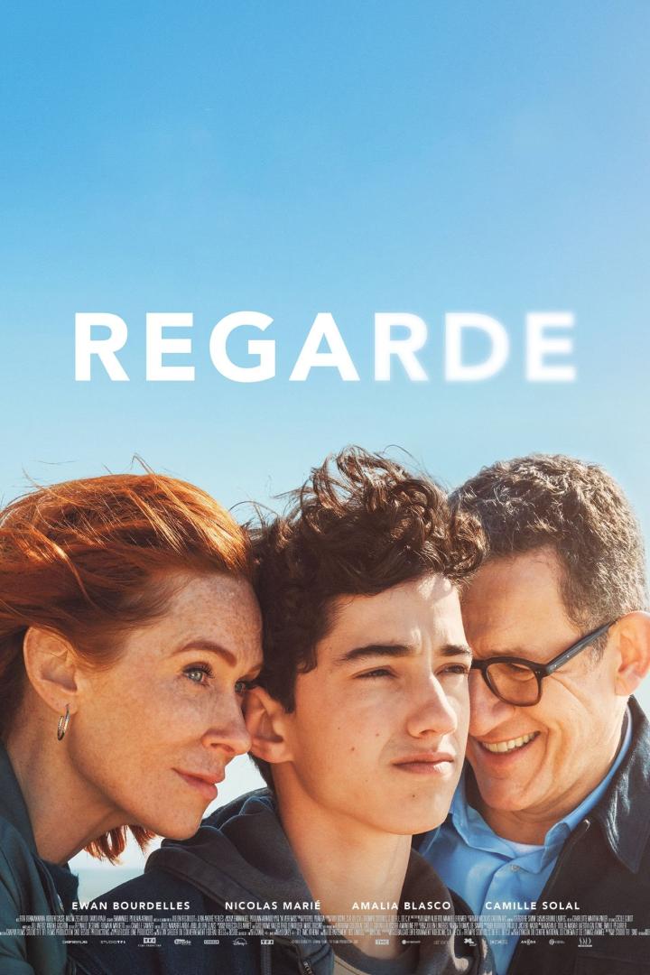 Das Filmplakat für „Regarde“ zeigt eine Familie vor blauem Himmel.