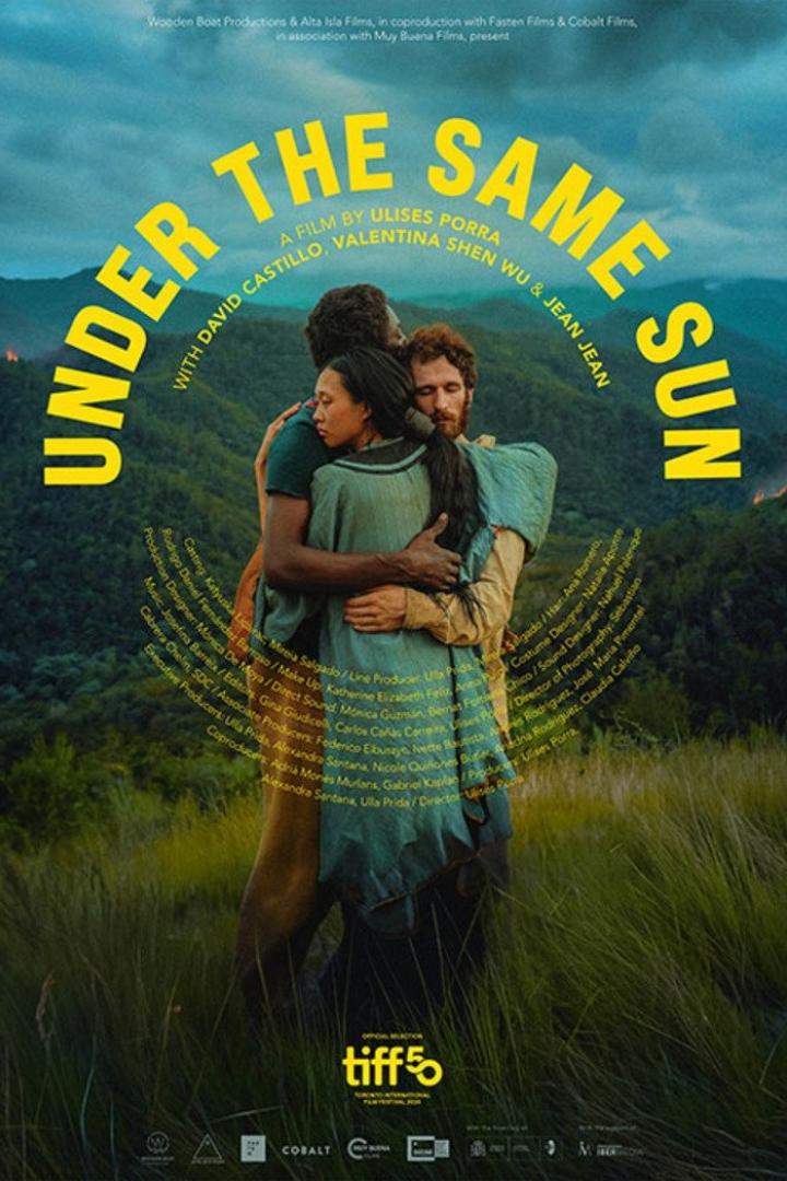 Das Filmplakat für „Under the Same Sun“ zeigt drei sich umarmende Personen vor einer Berglandschaft.