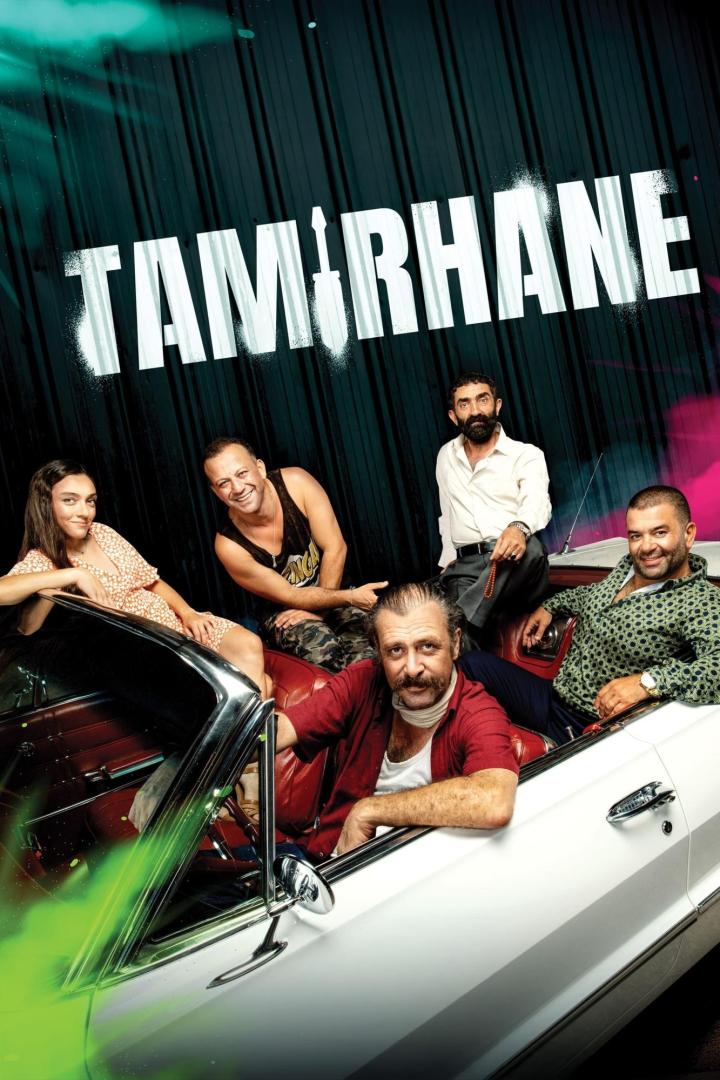 Das Filmplakat für „Tamirhane“ zeigt fünf Personen in einem weißen Oldtimer-Cabriolet.
