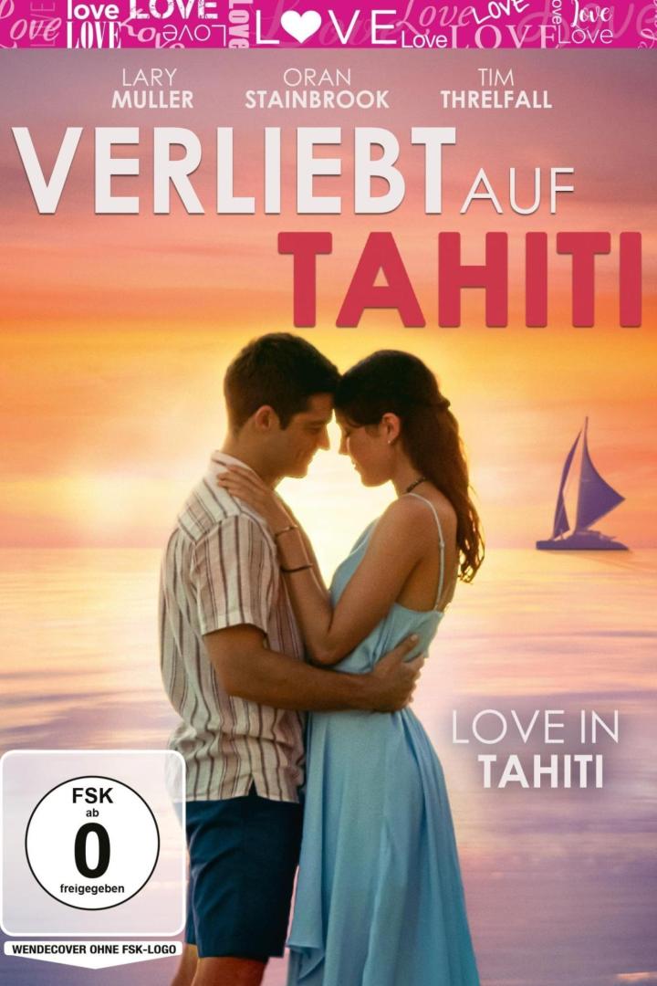Das Filmplakat für „Verliebt auf Tahiti“ zeigt ein Paar am Strand bei Sonnenuntergang.