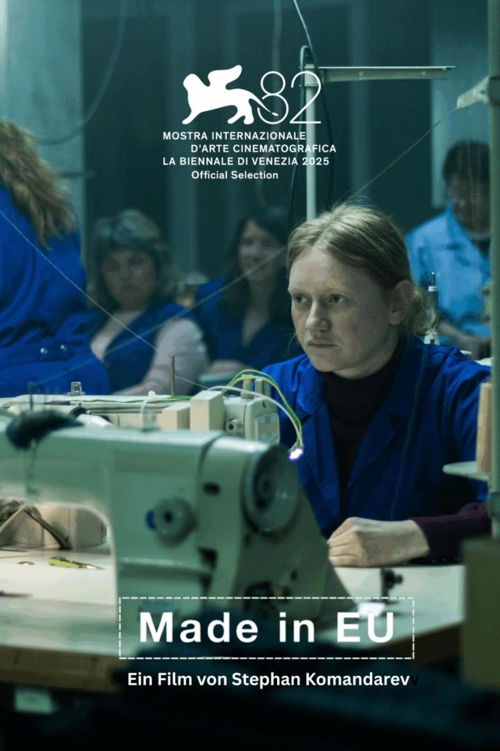 Eine Schneiderin arbeitet an einer Nähmaschine; Filmposter für „Made in EU“.