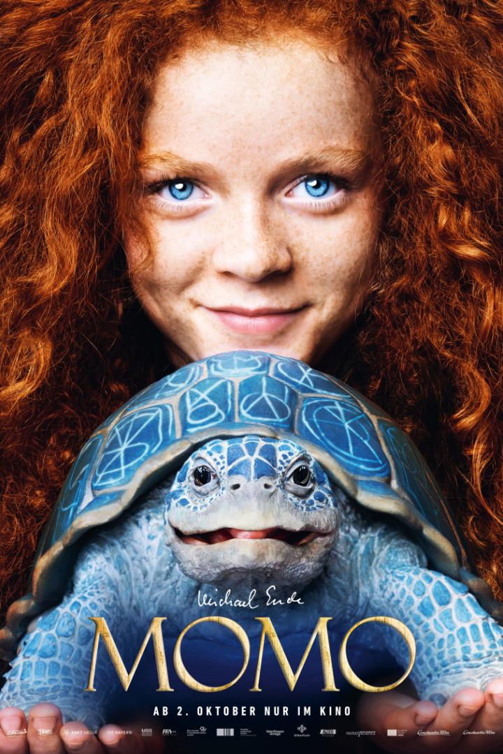 Mädchen, das eine fantastische blaue Schildkröte auf den Handflächen hält.