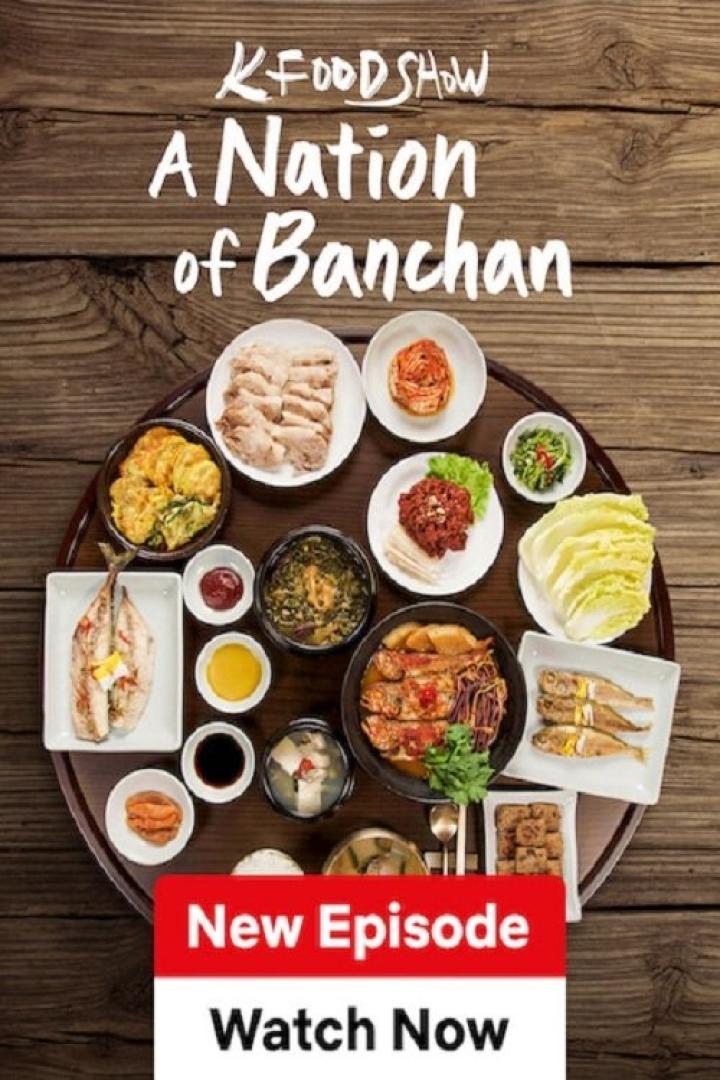 Eine Auswahl an koreanischen Beilagen (Banchan) auf einem Holztablett angerichtet.