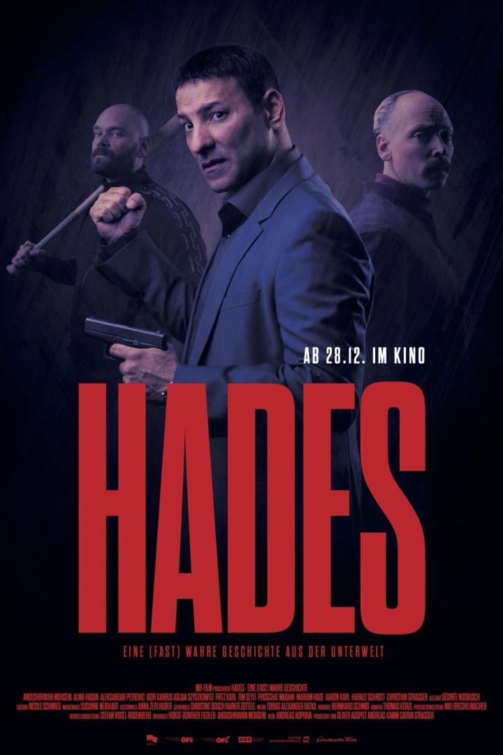 Das Filmplakat für „Hades“ zeigt einen Mann mit einer Pistole, flankiert von zwei weiteren Männern.