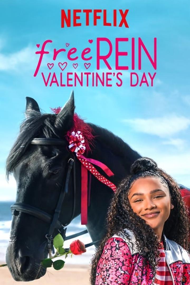 Das Filmplakat zu „Free Rein: Valentine's Day“ zeigt ein Mädchen und ein geschmücktes schwarzes Pferd am Strand.