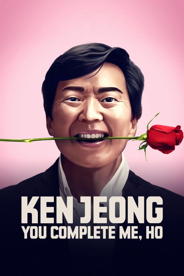 Ken Jeong mit einer Rose im Mund, vor einem rosafarbenen Hintergrund.