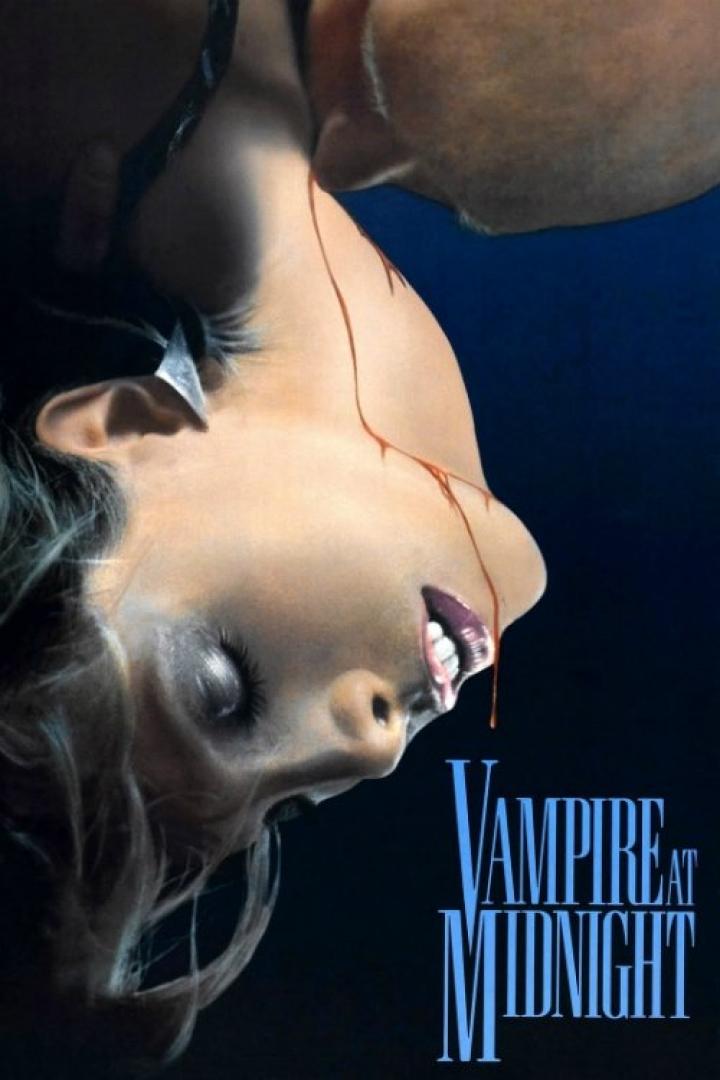 Das Filmplakat für „Vampire at Midnight“ zeigt eine Frau, an deren Hals ein Mann Blut trinkt.
