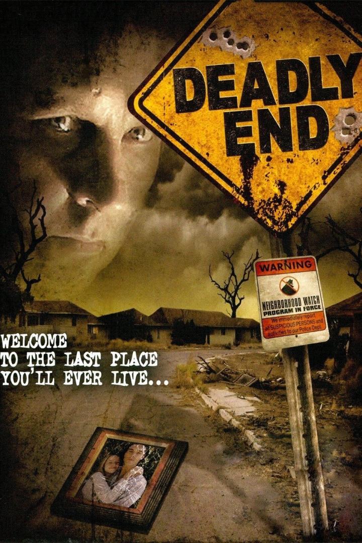 Das Cover des Films „Deadly End“ zeigt ein gelbes Schild mit Einschusslöchern und ein unheimliches Gesicht.