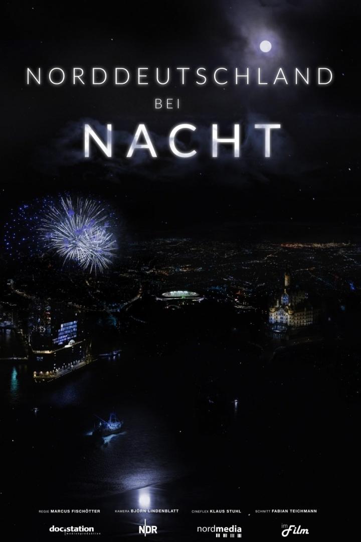 Das Filmplakat für „Norddeutschland bei Nacht“ zeigt eine nächtliche Stadtansicht mit Feuerwerk und Mond.