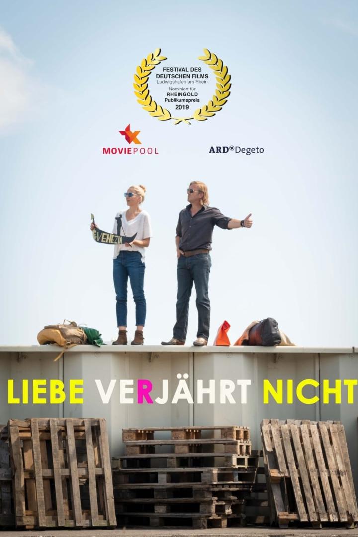 Das Filmplakat für „Liebe verjährt nicht“ zeigt zwei Personen auf einem Container mit Blick auf Venedig.