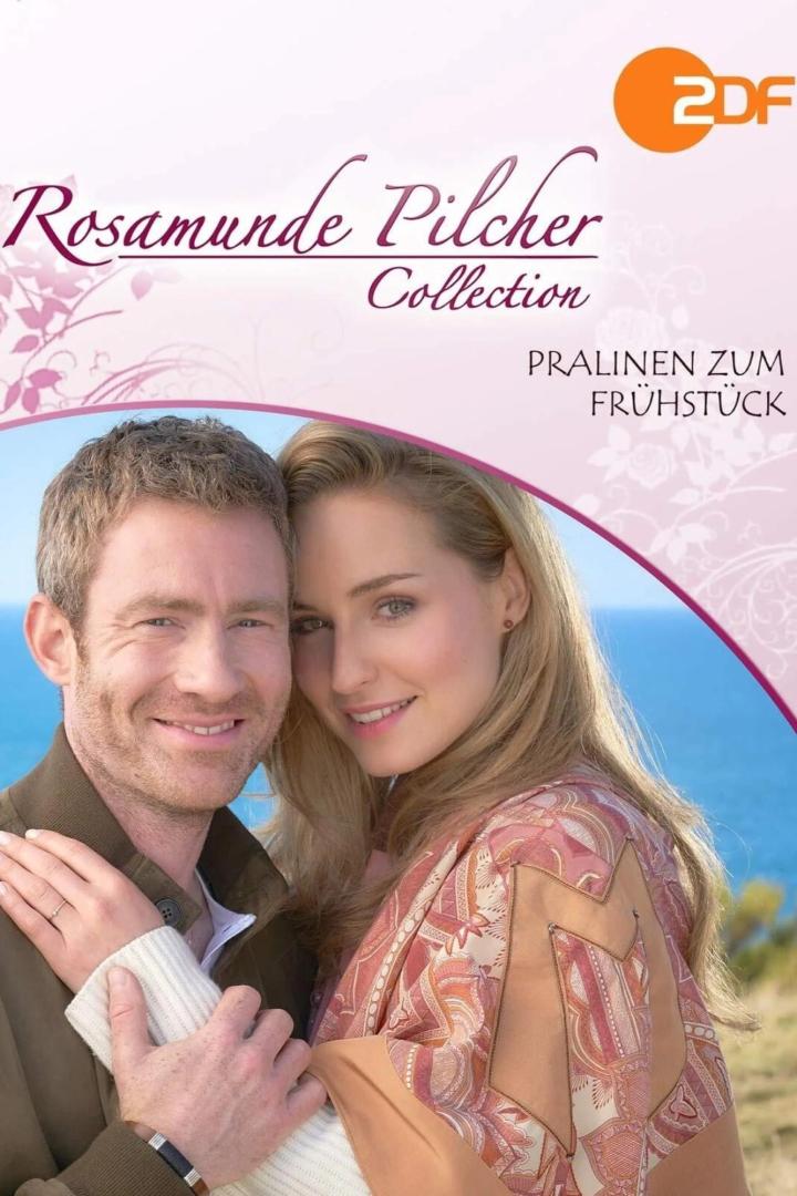 Das Filmplakat zu „Rosamunde Pilcher – Pralinen zum Frühstück“ mit einem Paar vor dem Meer.