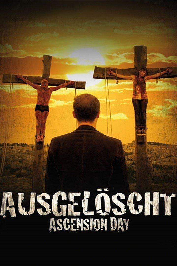 Ein Mann blickt auf zwei gekreuzigte Personen im Film „Ausgelöscht – Ascension Day“.