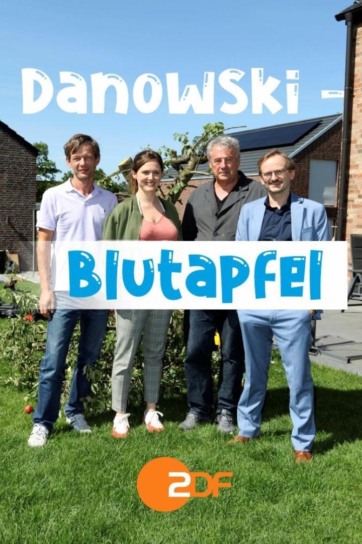 Das Filmplakat zu „Danowski – Blutapfel“ mit vier Darstellern vor einem Haus.