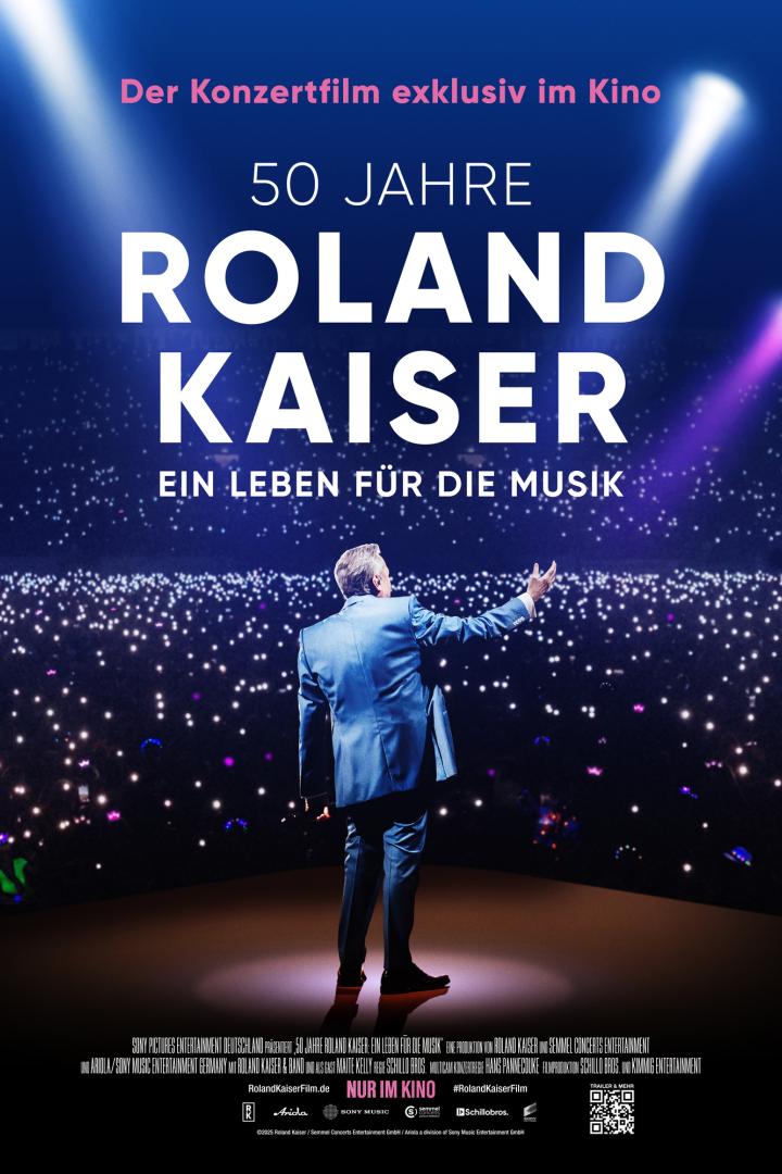 Roland Kaiser steht auf dem Filmplakat auf der Bühne vor einem Lichtermeer im dunklen Zuschauerraum.
