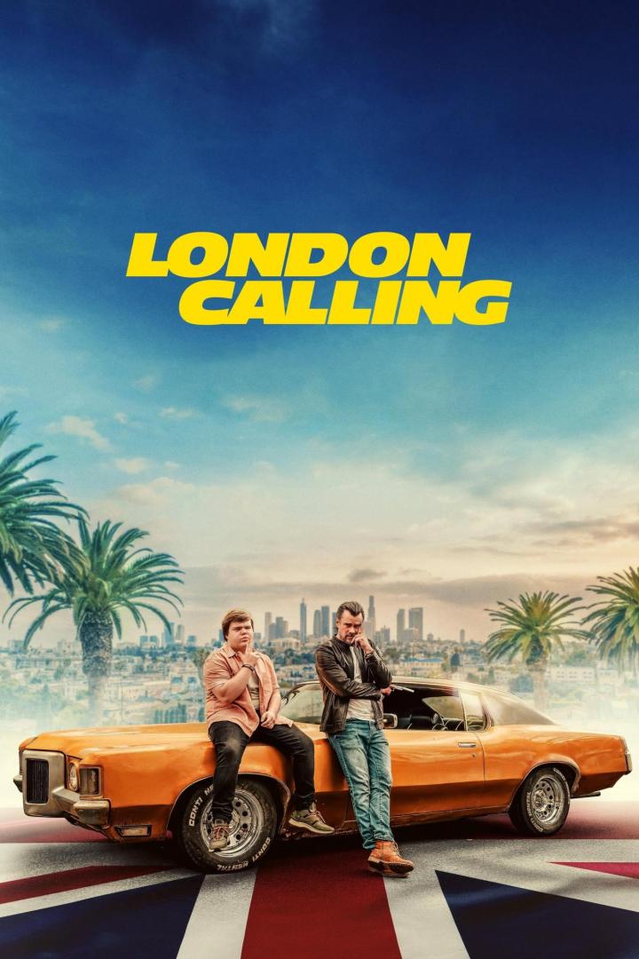 Zwei Männer posieren auf einem orangefarbenen Auto vor der Skyline von Los Angeles für den Film „London Calling“.