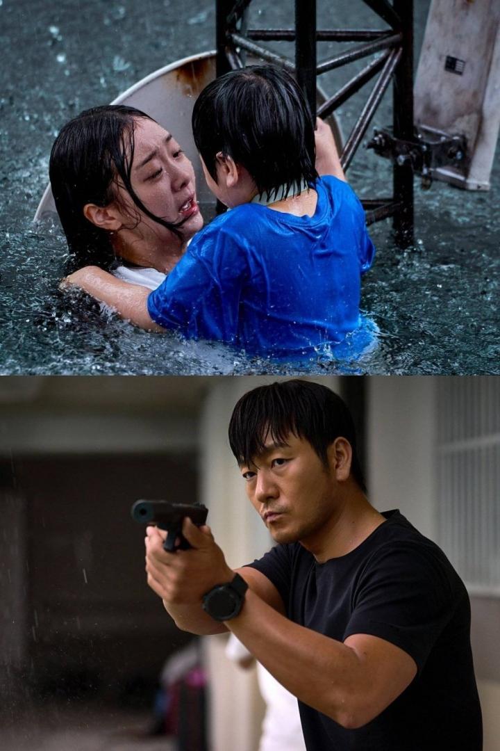 Eine Frau und ein Kind stehen im Regen im Wasser, während ein Mann im unteren Bild mit einer Waffe zielt.