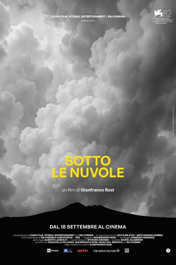 Das Filmplakat für „Sotto le Nuvole“ zeigt einen Himmel voller Wolken.