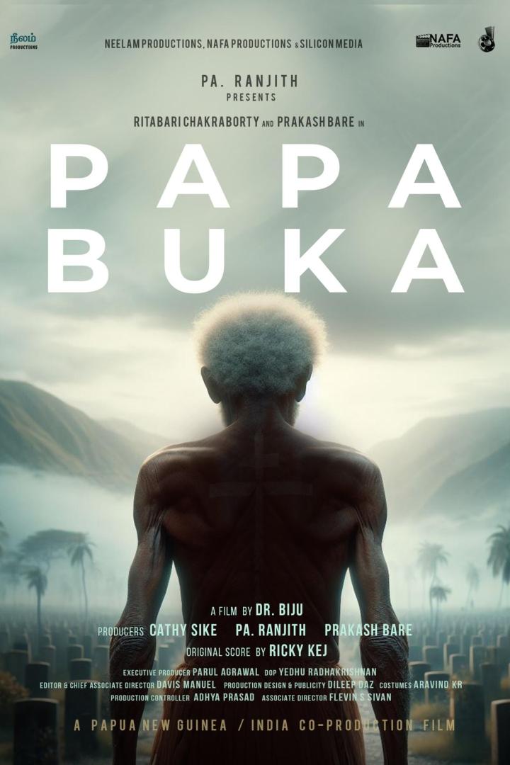 Das Filmplakat für „Papa Buka“ zeigt einen Mann mit Blick auf eine hügelige Landschaft.
