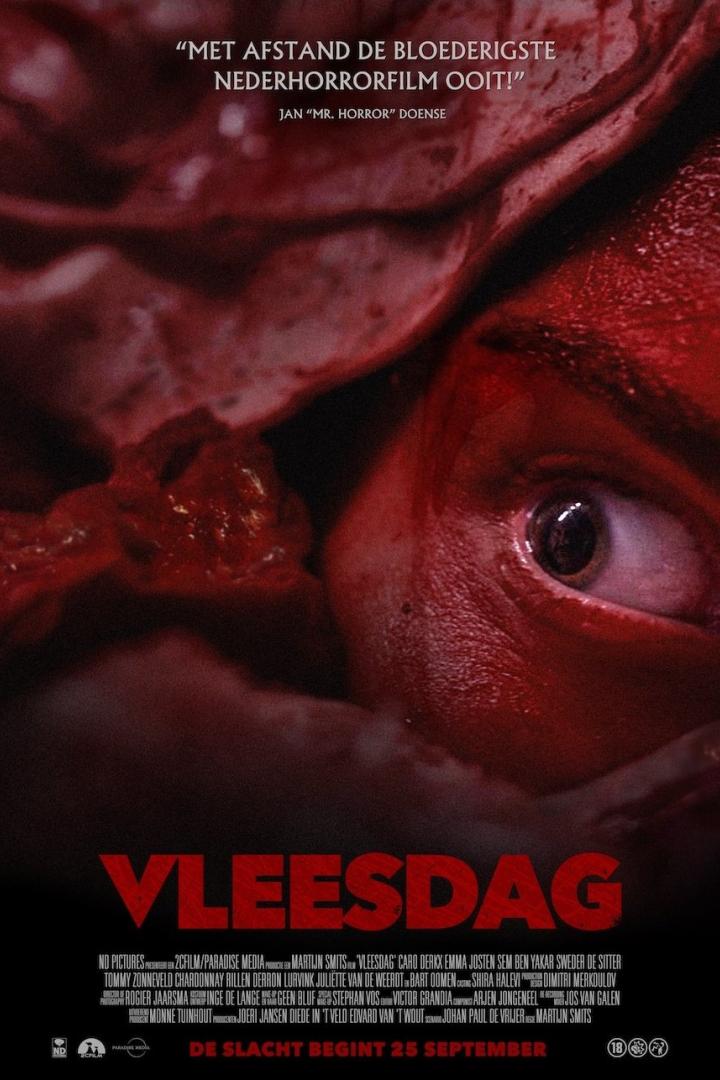 Das Filmplakat für „Vleesdag“ zeigt ein blutverschmiertes Gesicht mit einem weit aufgerissenen Auge.