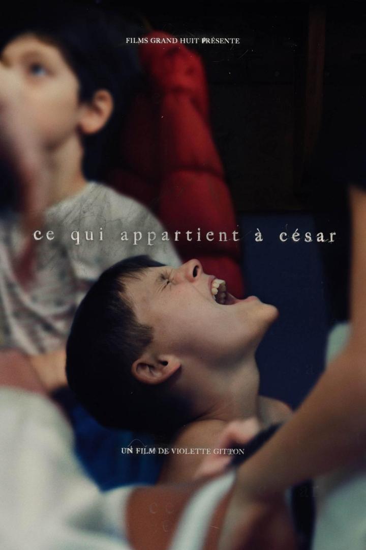 Das Filmplakat für „Ce qui appartient à César“ zeigt einen schreienden Jungen.