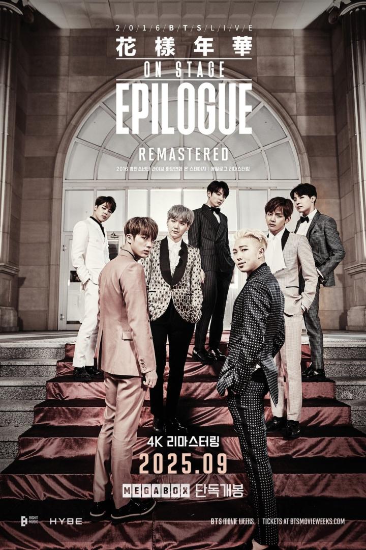 Das Filmplakat für „BTS Live On Stage: Epilogue Remastered“ zeigt die Bandmitglieder auf einer Treppe vor einem Gebäude.
