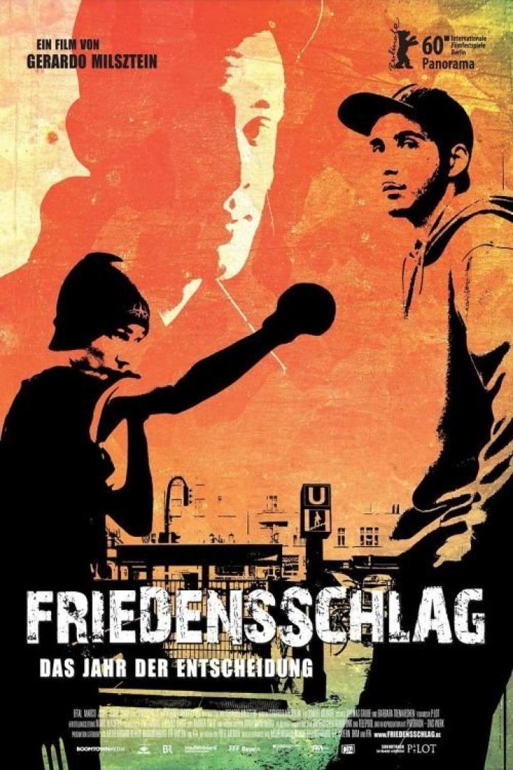 Das Filmplakat für „Friedensschlag – Das Jahr der Entscheidung“ zeigt zwei Boxer in Berlin.