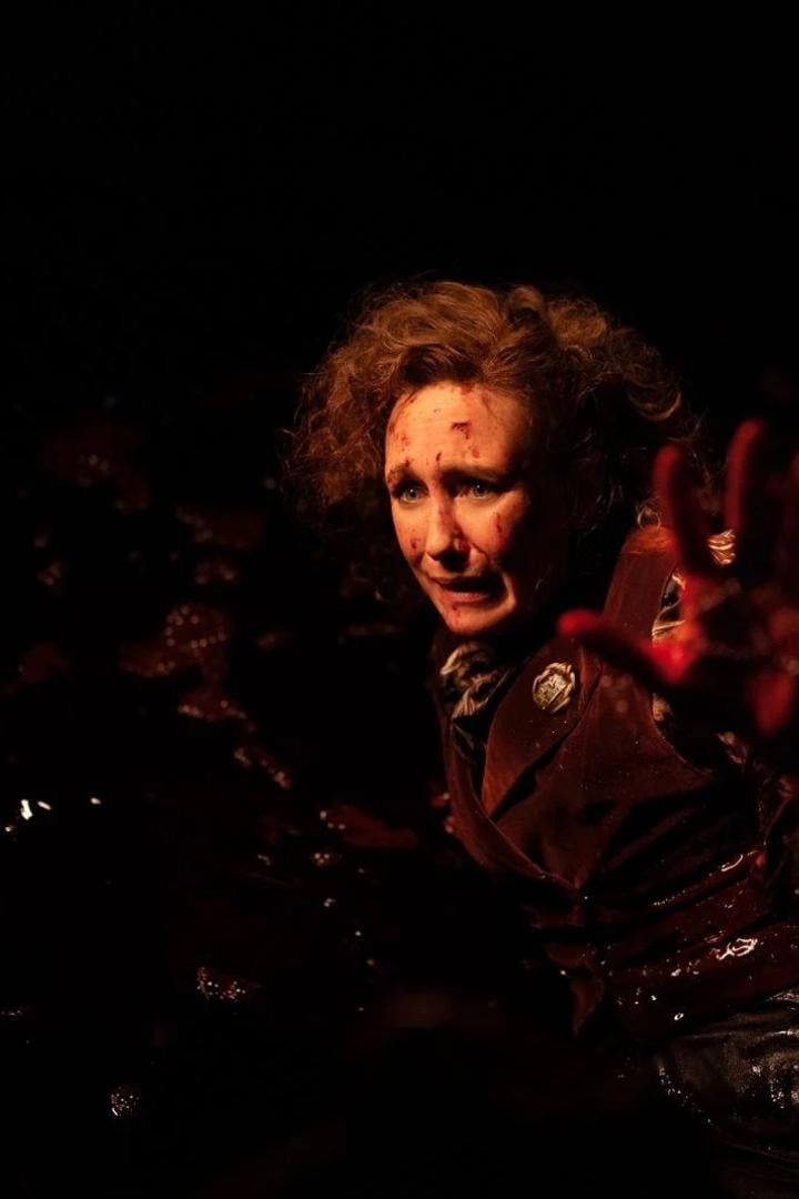 Vera Farmiga in "Conjuring 4" droht in einer dunklen Flüssigkeit zu versinken