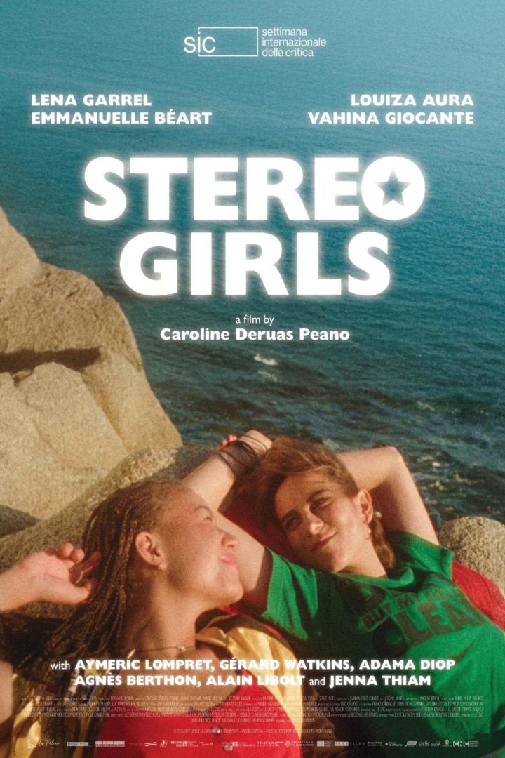 Das Filmplakat für „Stereo Girls“ zeigt zwei junge Frauen vor dem Hintergrund des Meeres.