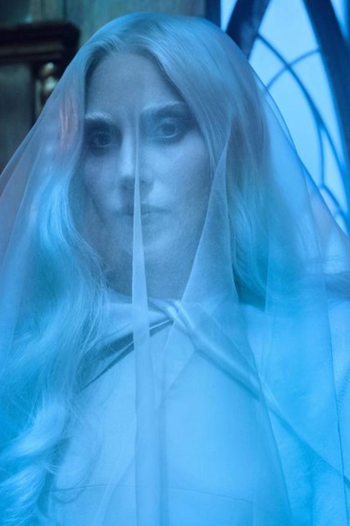 Weiß verschleierte Lady Gaga in ihrer "Wednesday"-Rolle als Rosaline Rotwood 