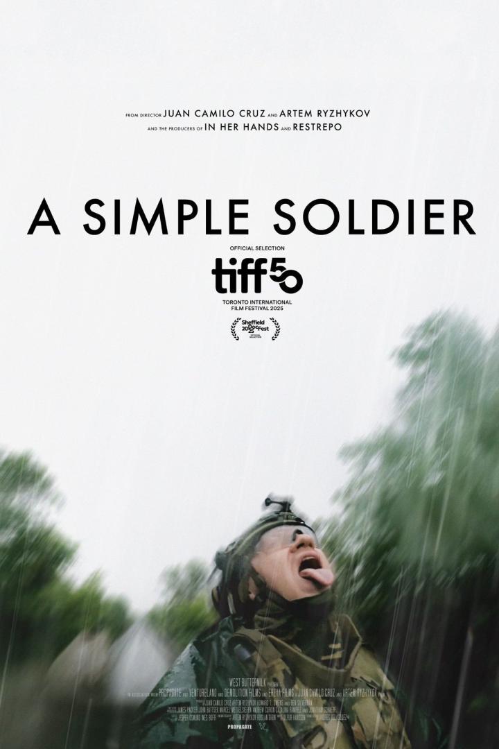 Das Filmplakat für „A Simple Soldier“ zeigt einen Soldaten im Regen.