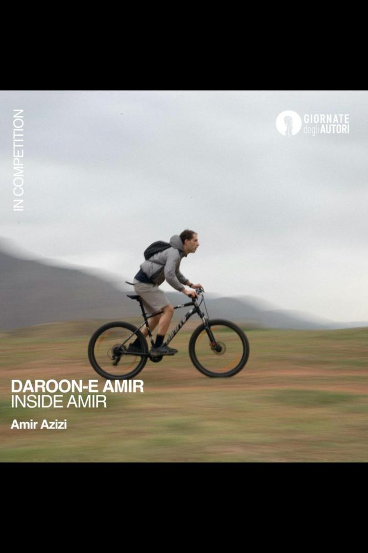 Ein Mann fährt mit einem Mountainbike durch eine hügelige Landschaft.