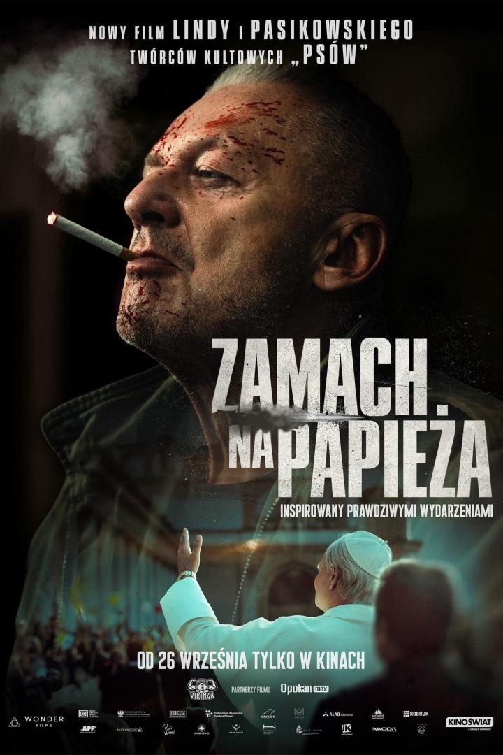 Ein blutverschmierter Mann raucht auf dem Filmplakat zu „Zamach na Papieza“.