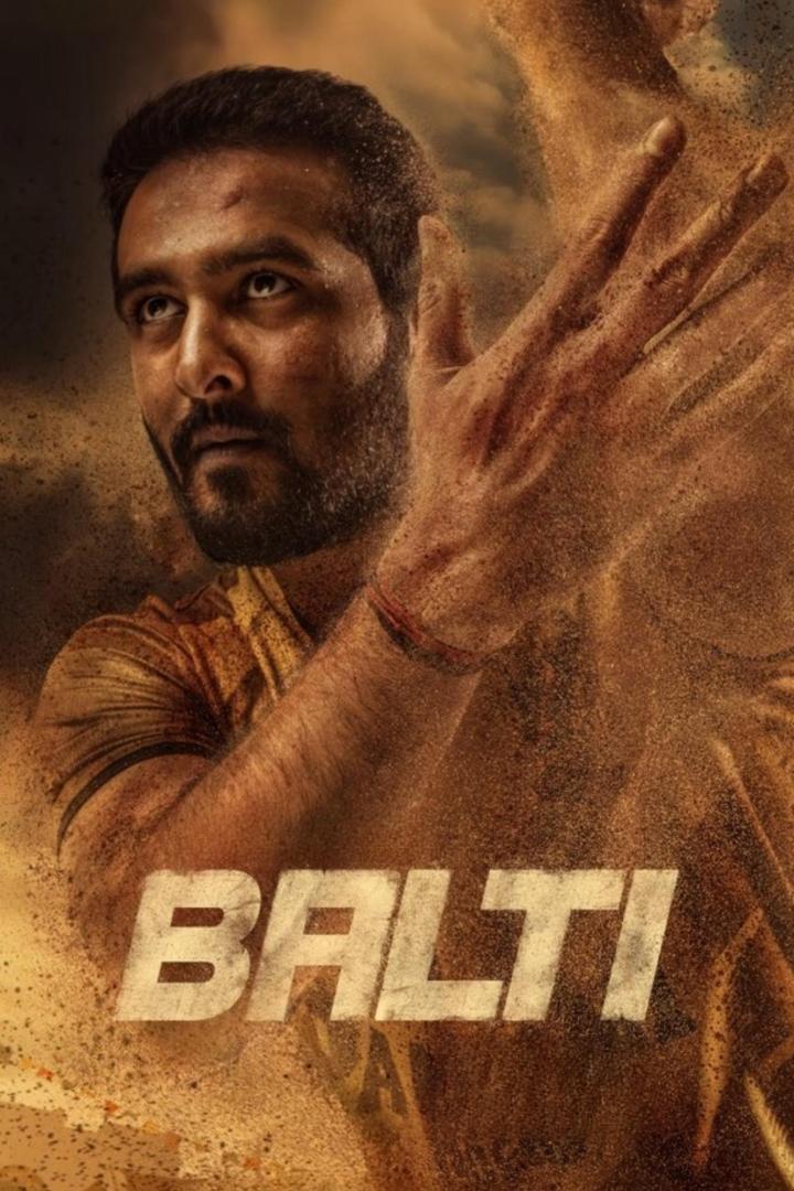 Ein Mann, umgeben von Sand, auf dem Filmplakat zu „BALTI“.